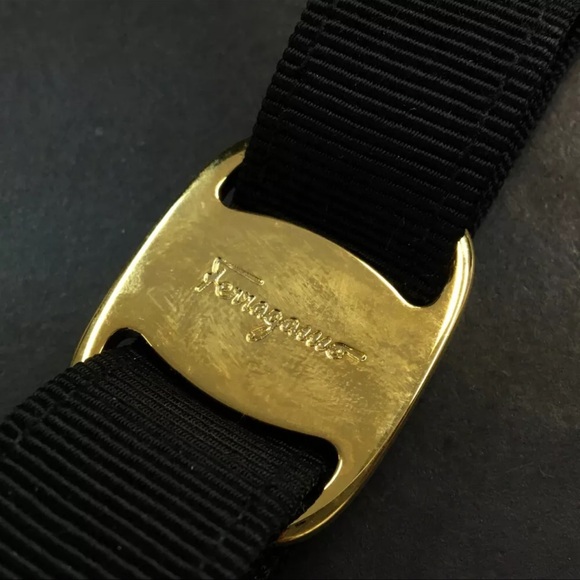 AUTH Salvatore Ferragamo Vala Ribbon Black Gold Keychain - Picture 7 of 7